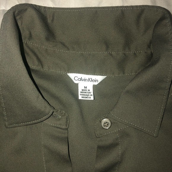🌻CALVIN KLEIN! Olive green button down - Picture 4 of 5